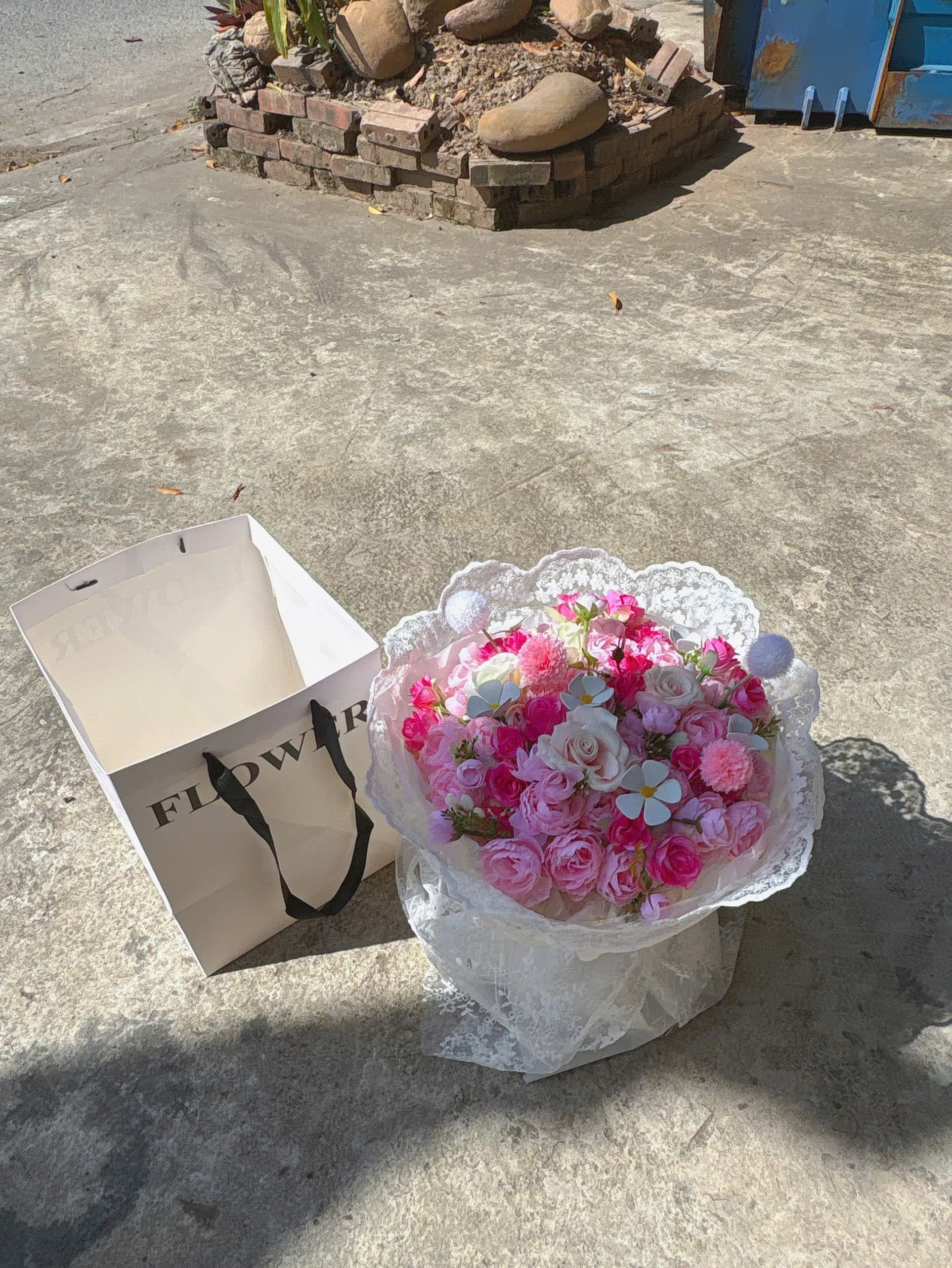 Bó hồng Sofia phối trà lụa